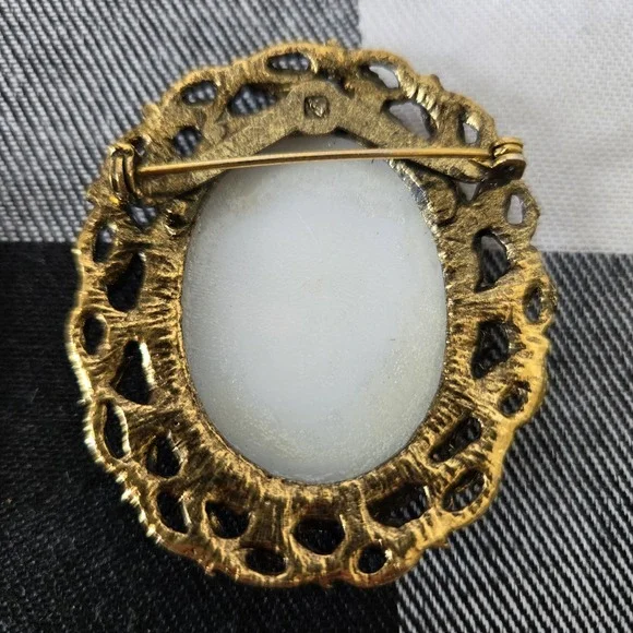 Lot of 2 Gold Tone Metal Framed Victorian Inspired Brooches of Female Subjects - Picture 9 of 11